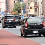 　高知市内の道路を行き交う自動車＝１５日