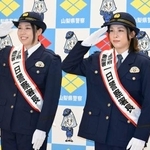 　南甲府署の一日署長に就任した出口クリスタさん（右）と妹ケリーさん＝１８日、山梨県昭和町