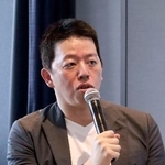 　記者会見するジャパネットホールディングスの高田旭人社長＝１８日午後、長崎市の長崎スタジアムシティ