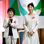 　会議に出席した鳥取県琴浦町の福本まり子町長（左）と熊本県阿蘇市の松嶋和子市長＝１８日午後、東京都千代田区