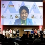 　全国の女性首長らが集まる会議にオンライン参加し、開会のあいさつをする山形県の吉村美栄子知事＝１８日午後、東京都千代田区