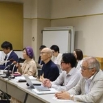 　記者会見する「大崎事件」で無実を訴えている原口アヤ子さんの弁護団＝１８日午後、鹿児島市