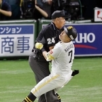 　３回ソフトバンク２死一塁、中村（７）が一ゴロを放ち一塁を駆け抜け塁審と激しく衝突する＝みずほペイペイドーム