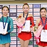 　女子Ａで優勝した宮崎花凜（中央）。左は２位の竹島花英、右は３位の森成美＝コーセー新横浜スケートセンター