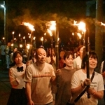 　「稲むらの火祭り」で、たいまつを手に歩く町民ら＝１８日夜、和歌山県広川町
