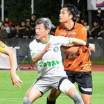 　ＪＦＬ三重戦に後半途中から出場したアトレチコ鈴鹿の三浦知良（手前）＝ＬＡ・ＰＩＴＡ東員スタジアム