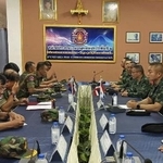 　タイ東北部スリン県の国境地帯で協議するタイ（右）、カンボジア両国軍の司令官ら＝７月（タイ軍提供・共同）