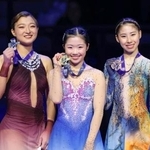 　グランプリシリーズ初出場優勝を果たした中井亜美。左は２位の坂本花織、右は３位の住吉りをん＝アンジェ（共同）