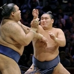 　高安（左）を攻める豊昇龍＝ロンドン（共同）