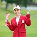 　通算１２アンダーで優勝した木村彩子＝東急セブンハンドレッド