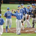 　ソフトバンクに３連勝しタッチを交わす日本ハムナイン＝みずほペイペイドーム