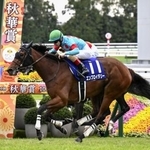　第３０回秋華賞で優勝し、牝馬２冠を獲得したエンブロイダリー＝京都競馬場