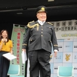 　警視庁蒲田署の一日署長に就任し、啓発イベントで特殊詐欺被害の防止を訴える松村邦洋さん＝１９日午後、東京都大田区