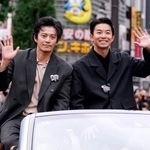 　名古屋まつりの行列に参加したＮＨＫ大河ドラマ「豊臣兄弟！」主演の仲野太賀さん（右）と小栗旬さん＝１９日午後、名古屋市