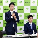 　日本維新の会の常任役員会で発言する藤田共同代表。右は吉村代表＝１９日午後、大阪市の党本部