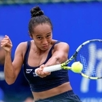 　シングルス決勝でプレーするレイラ・フェルナンデス＝モリタＴＣうつぼ