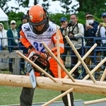 　日本伐木チャンピオンシップのプロフェッショナルクラスで優勝した今井陽樹さん＝１９日、鳥取市