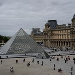 　フランス・パリのルーブル美術館＝８月（ＡＰ＝共同）