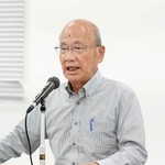 　講演する都留文科大の笠原十九司名誉教授＝１９日午後、長崎市