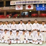 　男子で２連覇を果たした東海大。右端は上水研一朗監督＝兵庫県尼崎市のベイコム総合体育館