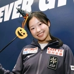 　優勝から一夜明け、撮影に応じる中井亜美＝１９日、アンジェ（共同）