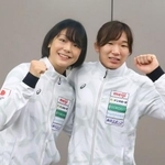 　レスリングのＵ２３世界選手権へ出発前に取材に応じる藤波朱理（左）と元木咲良＝１９日、成田空港