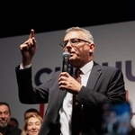 　北キプロス・トルコ共和国の大統領選で勝利したエルヒュルマン元首相＝１９日、ニコシア（ＡＰ＝共同）