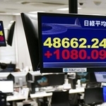 　上げ幅が一時１０００円を超えた日経平均株価を示すモニター＝２０日午前、東京都港区の外為どっとコム
