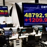 　上げ幅が一時１２００円を超えた日経平均株価を示すモニター＝２０日午前、東京都港区の外為どっとコム