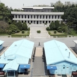 　南北軍事境界線がある板門店。手前が韓国側、奥が北朝鮮側＝２０１８年４月（韓国共同写真記者団・共同）
