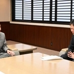　リニア中央新幹線の工事に関し協議する、静岡県の鈴木康友知事（左）とＪＲ東海の丹羽俊介社長＝２０日午前、静岡県庁