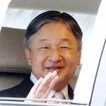 　誕生日を迎えた上皇后美智子さまにあいさつするため、仙洞御所に入られる天皇陛下＝２０日午前１１時６分、東京都港区（代表撮影）