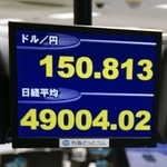 　初めて４９０００円を超えた日経平均株価を示すモニター＝２０日午後、東京都港区の外為どっとコム