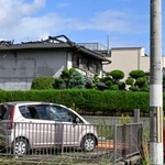 　住宅火災があった奈良県橿原市の現場＝２０日午後０時３８分