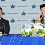 　記者会見するＤｅＮＡの相川亮二新監督（左）と三浦大輔監督＝２０日、横浜市の球団事務所