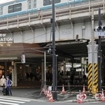 　タクシーが歩道に乗り上げ、男女４人がけがをする事故があったＪＲ上野駅近くの現場＝２０日午後０時５０分、東京都台東区