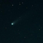 　北海道十勝地方の浦幌町で、北西の空に見られた「レモン彗星」。２１日に約１３００年ぶりに地球に最接近する＝１９日午後６時４６分（１０秒露光、赤道儀使用）