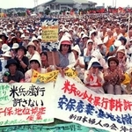 　１９９５年１０月２１日、沖縄県民総決起大会に集まった大勢の参加者＝沖縄県・宜野湾海浜公園