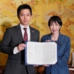 　署名した連立政権合意書を報道陣に示す自民党の高市総裁（右）と日本維新の会の吉村代表＝２０日午後、国会