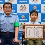 　大阪府警箕面署から感謝状を贈呈され、写真に納まる今津心之介さん（右）＝２０日午後