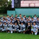 　関西学生野球秋季リーグで優勝を決め、写真に納まる立命大ナイン＝わかさスタジアム京都