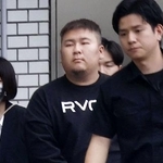 　強盗傷害の疑いで逮捕された東口夢弥容疑者（中央）＝２０日午後、警視庁小松川署