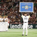 　２年連続の日本シリーズ進出を決め、パ・リーグのクライマックスシリーズ優勝額を高々と掲げるソフトバンク・小久保監督＝みずほペイペイドーム
