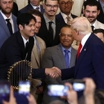 　ホワイトハウスにトランプ大統領（右）を表敬訪問し、握手を交わす米大リーグ、ドジャースの大谷翔平＝４月、ワシントン（ゲッティ＝共同）