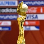　サッカー女子Ｗ杯の優勝トロフィー＝２０１５年、バンクーバー