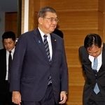 　内閣総辞職の閣議に臨む石破茂首相＝２１日午前８時５０分、首相官邸