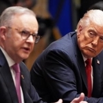 　オーストラリアのアルバニージー首相（左）の話を聞くトランプ米大統領＝２０日、ホワイトハウス（ＡＰ＝共同）
