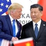 　握手するトランプ米大統領（左）と中国の習近平国家主席＝２０１９年６月、大阪（ＡＰ＝共同）