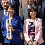 　日枝神社を参拝し、自民党の片山さつき参院議員（右）らと写真に納まる高市早苗氏＝９月、東京・永田町
