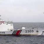 　沖縄県・尖閣諸島周辺でヘリコプターが飛び立った中国海警局の船＝５月（海上保安庁提供）